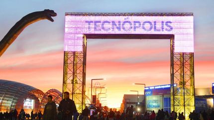 Múltiples actividades en el predio.