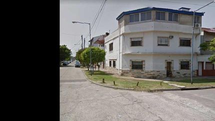 El joven estaba en la vereda, en el cruce de Talcahuano y Potosí.