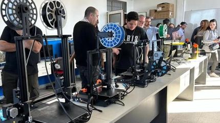 Tiene 25 computadoras, impresoras 3D, scanners, mobiliario y aire acondicionado.