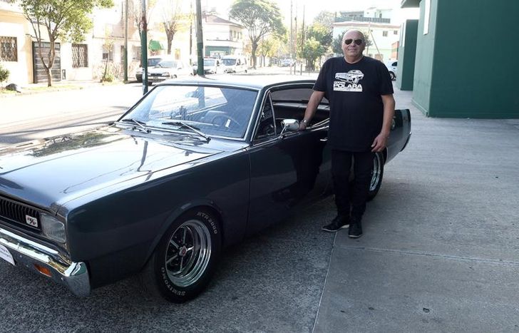 José Scarpino junto a su Dodge RT.