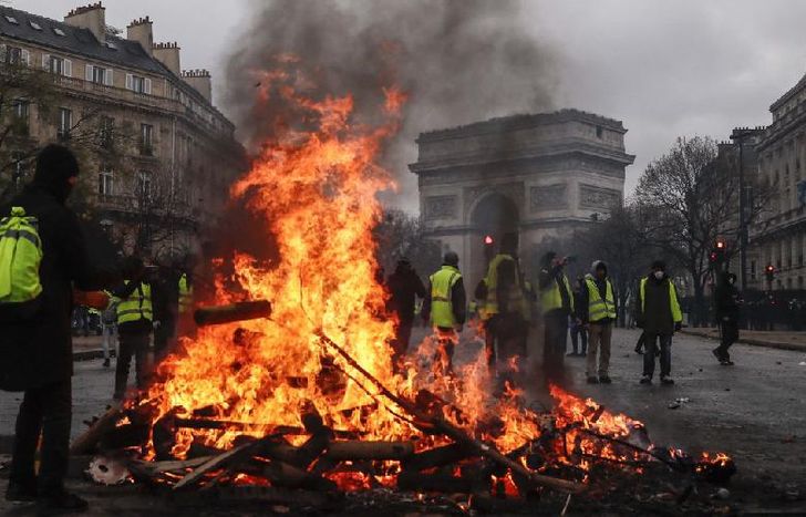 El fuego, en el Arco del Triunfo, en otra jornada de protesta.