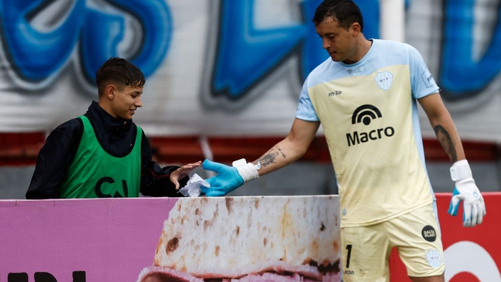 El momento en que Joaquín Papaleo recibe la ayuda de los alcanza pelotas de Los Andes.
