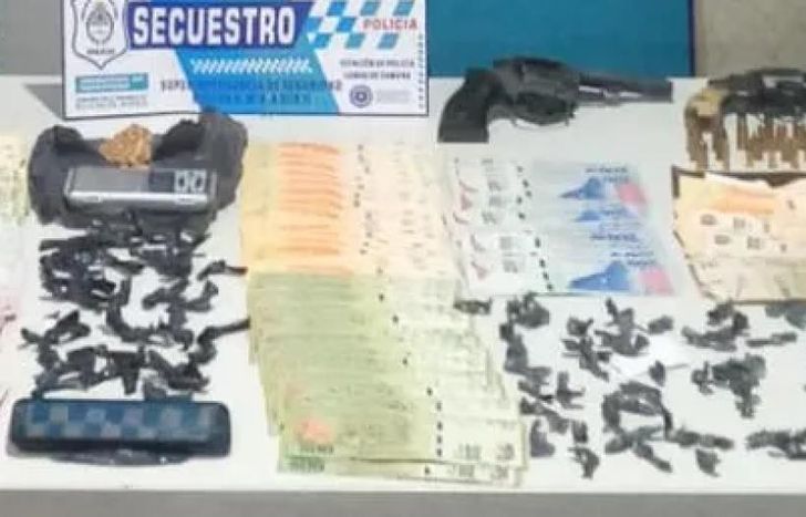 Parte del material incautado en el allanamiento.