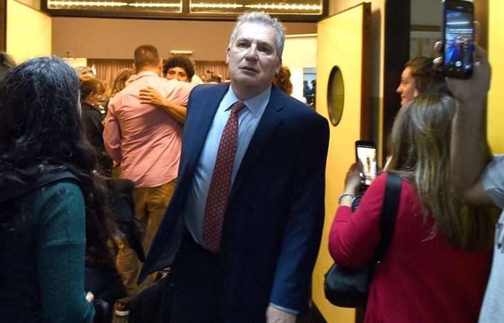 Manuel Garrido se retira de la sala. Atrás, Marcos Bazán celebra la absolución.