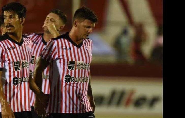 Hamilton Pereira (izquierda) no ocultó su bronca por la última  derrota en Campana.