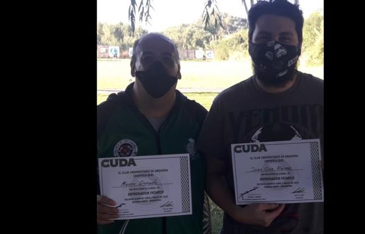 Dorado y Reines, título en mano.