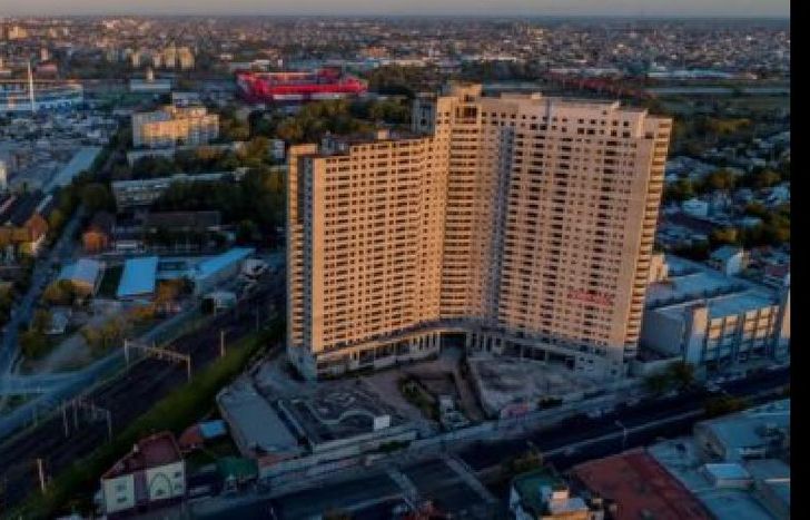 la mole de cemento se erige a metros de la estación de avellaneda.