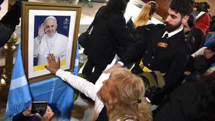 Una imagen de Francisco fue exhibida durante la ceremonia.