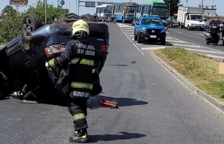 Uno de los autos terminó volcado sobre el asfalto.
