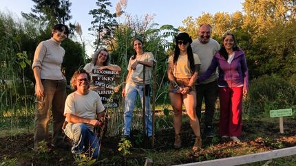 Una iniciativa de un grupo de forestadores en Turdera. Una iniciativa de un grupo de forestadores en Turdera.