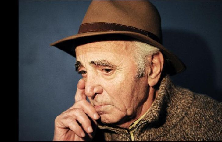 Nació en París por azar el 22 de mayo de 1924 como Shahnourh Varinag Aznavourian, su verdadero nombre, en el armenio de su familia.