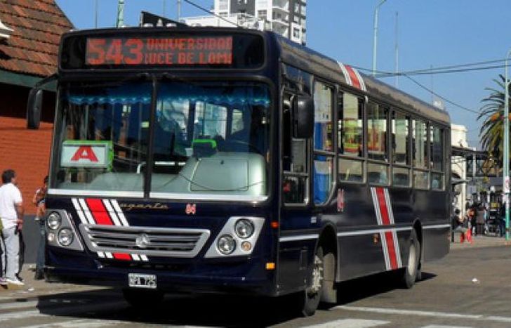 El hombre subió en Laprida.