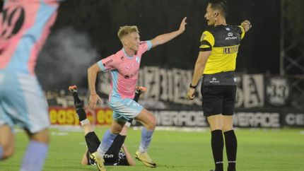 Pedro Souto, el autor del gol del triunfo de Temperley. Pedro Souto, el autor del gol del triunfo de Temperley.