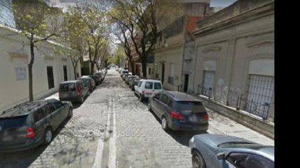 El cuerpo estaba tirado entre dos autos estacionados.