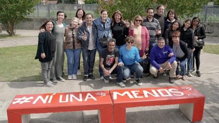 Instalaron un banco rojo sobre Carlos Pronzato y Charlone.