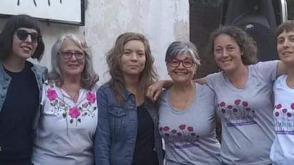 Mujeres comprometidas con otras mujeres.