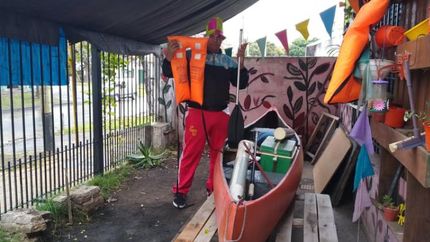 Le regalaron una canoa para que pueda emprender la travesía.