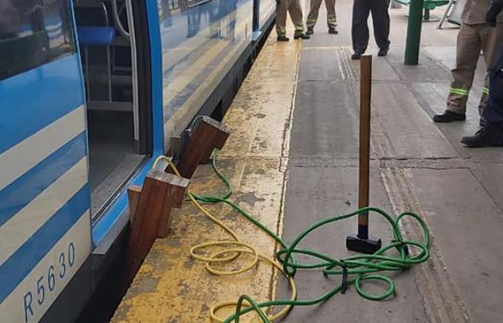 Las herramientas que utilizaron para separar el tren del anden.