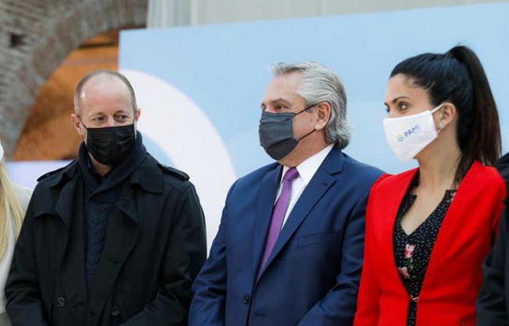 El Presidente junto a intendentes y funcionarios del gabinete.