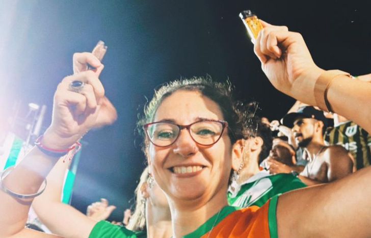 Zahira muestra orgullosa el palo santo tras la victoria de Banfield ante Boca.