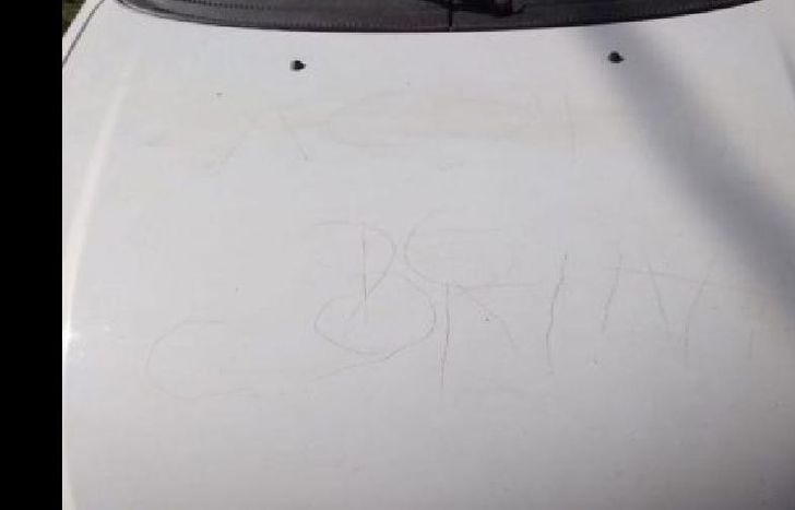Así quedó el auto de la maestra.