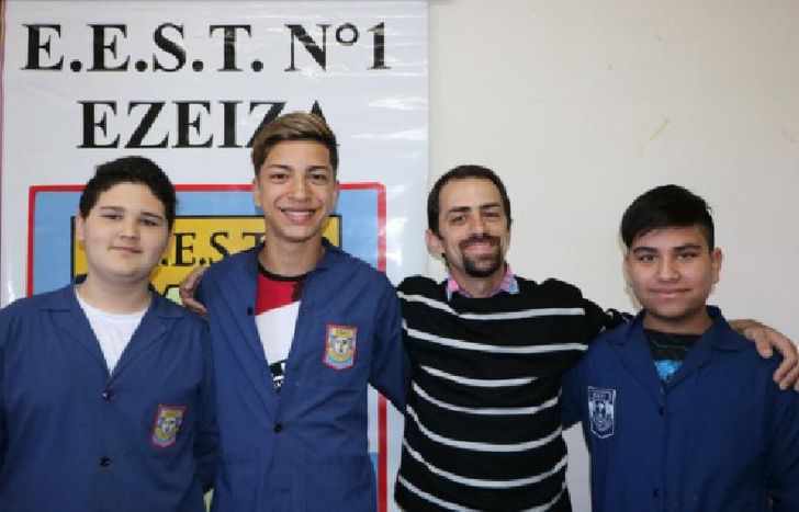 El profe con los chicos y con gran expectativa.