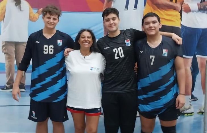 Los chicos de Lomas, junto con la coordinadora.