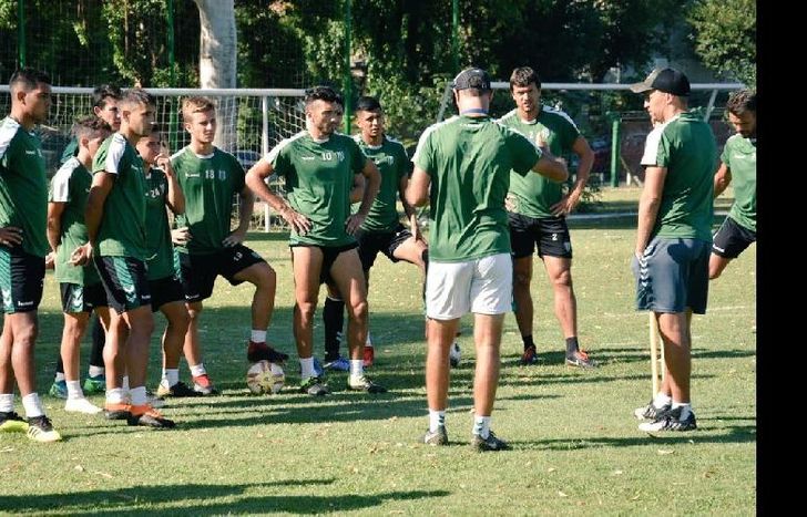 Hernán Crespo trabaja en busca del mejor equipo para recibir el domingo a River.