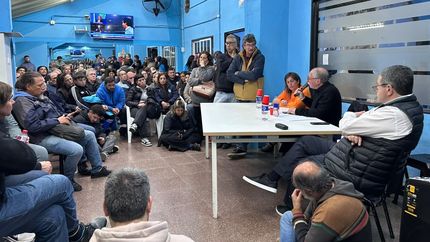 Alberto Lecchi junto a los socios de Temperley.