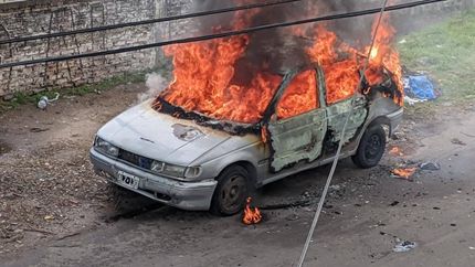 El auto, envuelto en llamas.