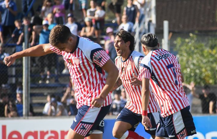 Mauricio Asenjo se llena la boca de gol.