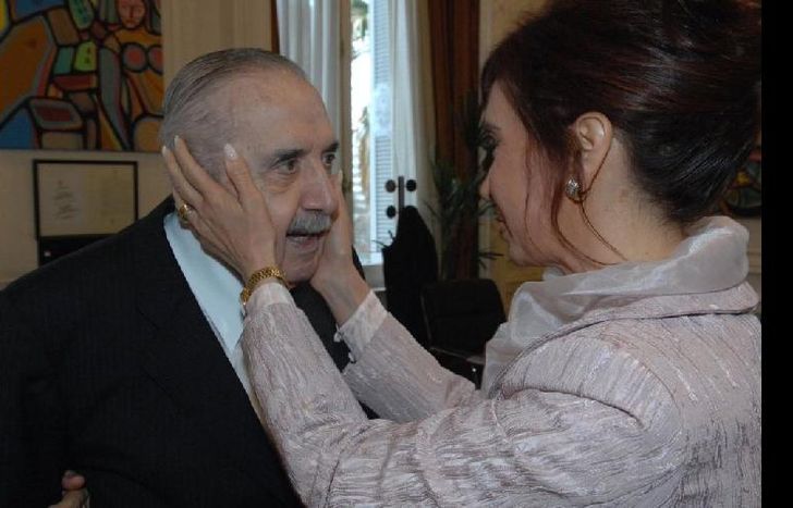 En 2008, Cristina homenajeó en vida a Raúl Alfonsín.