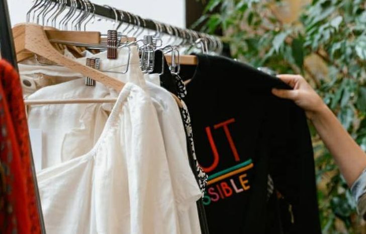 Para adquirir remeras, jeans y shorts a bajo costo.