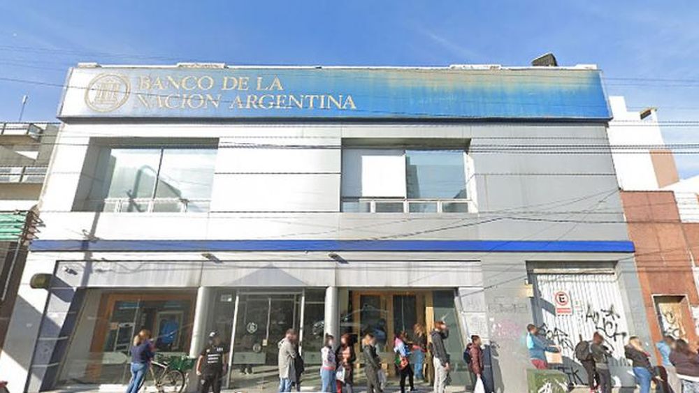 Buscan testigos de un confuso episodio en un banco de Banfield