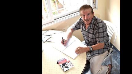 escribe poesias y publico un libro sobre sus experiencias