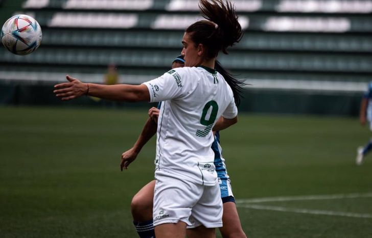 Valentina Bosio clava la mirada en el balón.
