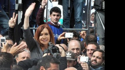 Buenos Aires. La ex presidenta Cristina Fernández de Kirchner, saluda al terminar el acto en la puerta de los tribunales federales de Comodoro Py, donde se presentó para prestar declaración indagatoria ante el juez Claudio Bonadio, en el marco de la causa por el dólar futuro. Foto: Enrique Cabrera