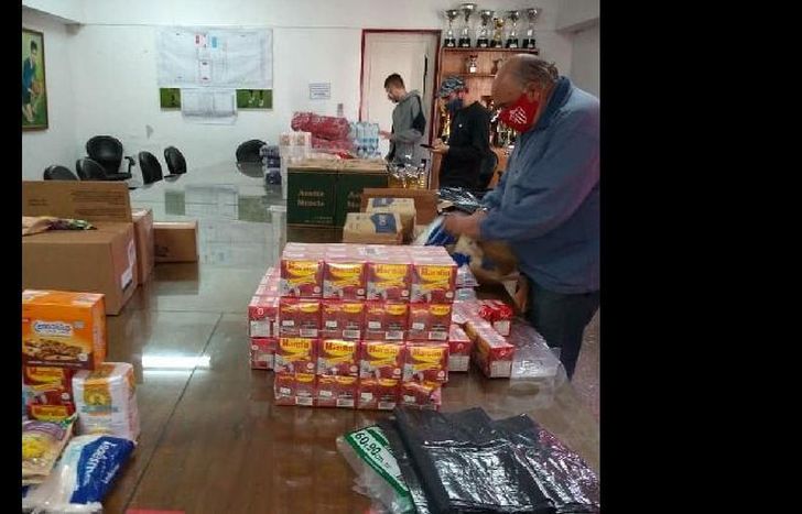 El Círculo de Socios Vitalicios armó bolsones de mercadería para los vecinos.