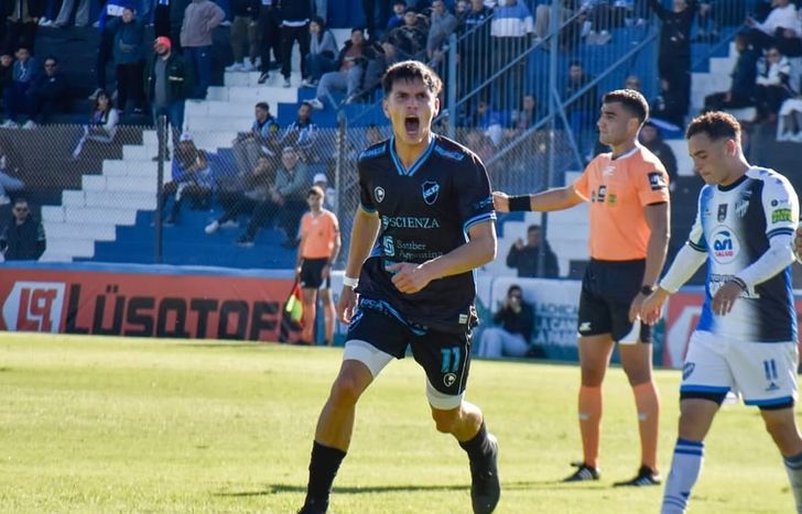 Franco Benítez festeja su primer gol en&nbsp;Temperley.