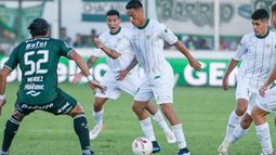 Matías Romero maniobra frente a la marca de Méndez.