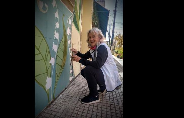 Los vecinos se acercaron a dar algunas pinceladas, para ayudar.
