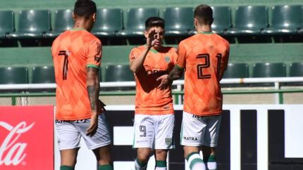 Los saludos para Fontana, autor del gol del empate ante Ferro.