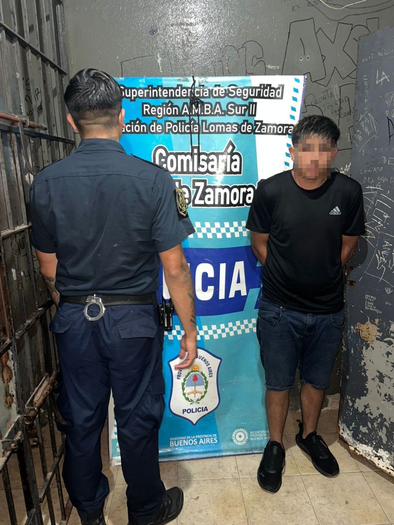 El joven acsusado al momento de su detención por el robo en Lomas de Zamora.