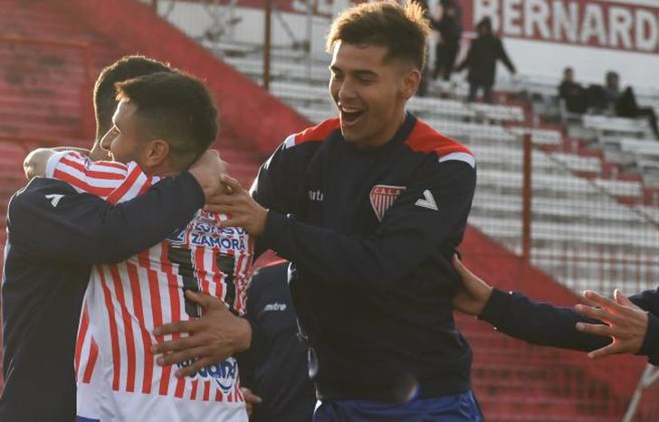 Arbello abraza a un compañero, se suma Sequiera en el festejo.