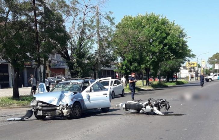 Un motociclista murió tras un impactante choque en San José, Temperley.