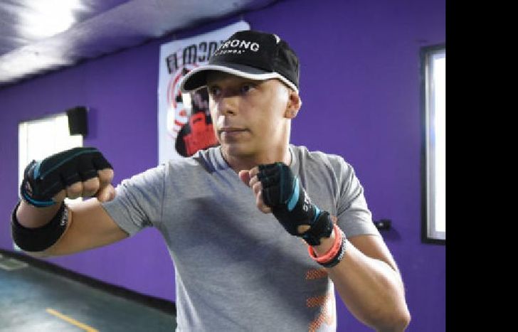 Tiene 32 años y disfruta de entrenar.