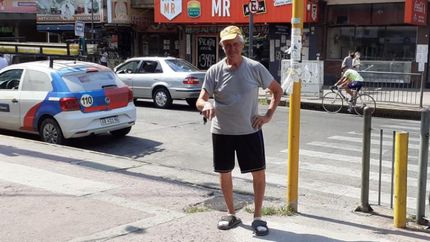 Dardo señala la esquina que marcó su vida, en Acevedo y Boedo. Dardo señala la esquina que marcó su vida, en Acevedo y Boedo.