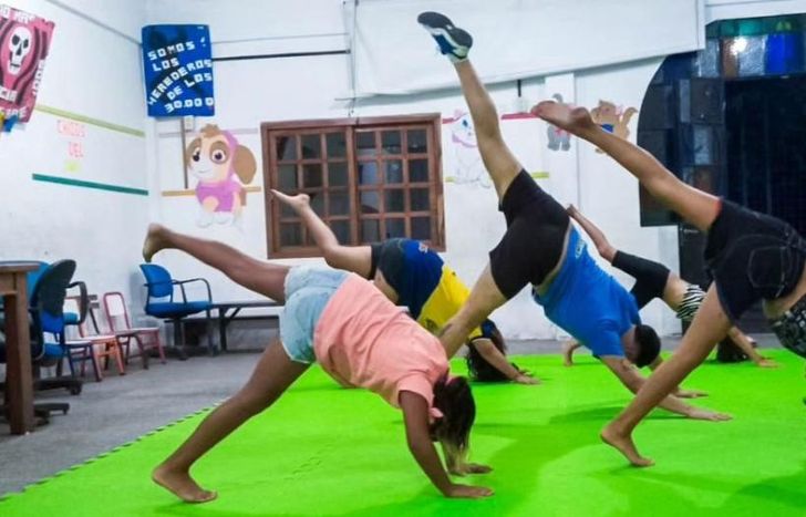 Los talleres se dictan en cuatro sedes barriales.