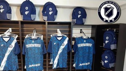 La camiseta y mochila que se puede adquirir en el club.