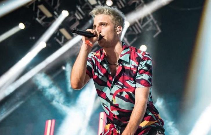 Vuelve a tocar en vivo.